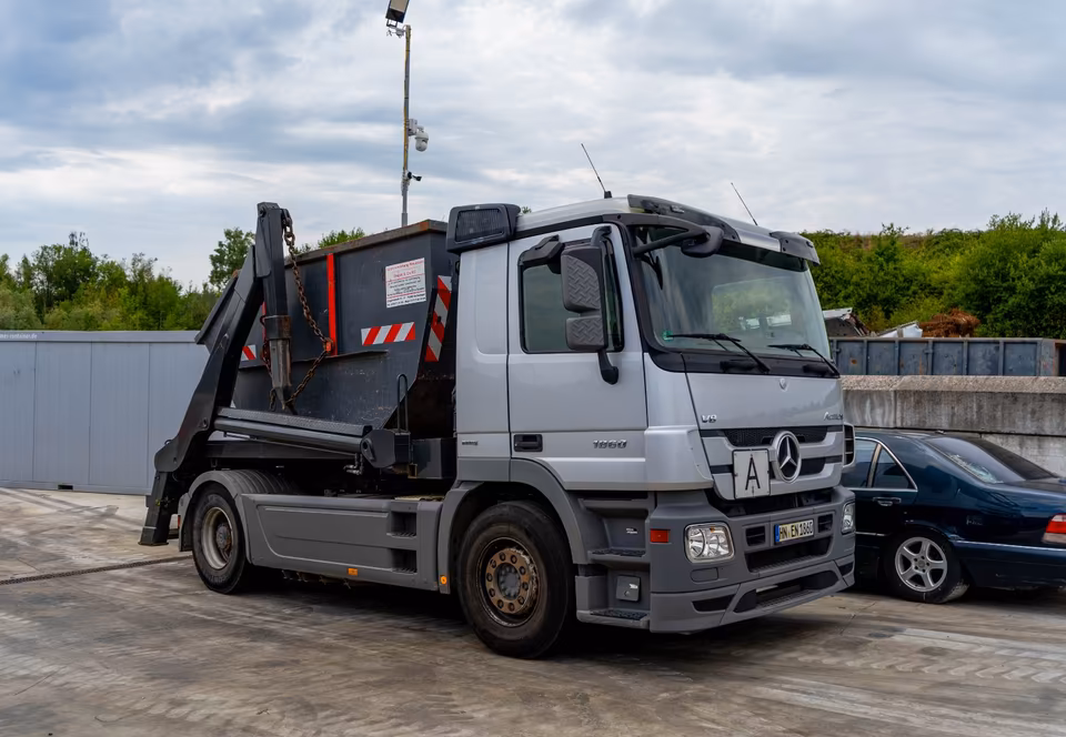 Moderner Container- und Entsorgungs-LKW auf dem Betriebsgelände von Autoverwertung Neumann in Gemmingen. Professionelle Fahrzeuglogistik und zuverlässige Recyclingdienstleistungen im täglichen Einsatz.