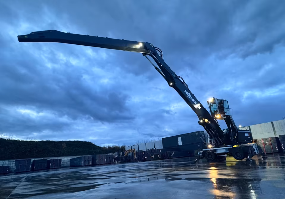 Moderner Umschlagbagger im Einsatz auf dem Recycling- und Betriebshof von Autoverwertung Neumann in Gemmingen. Effiziente Rohstoffverwertung und professionelle Recyclingtechnik im täglichen Betrieb.