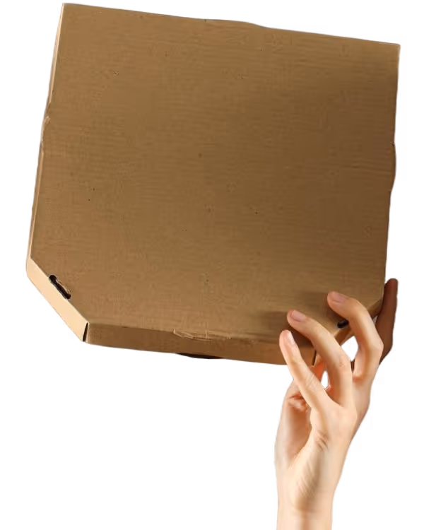 Eine Hand hebt einen Pizzakarton in die Luft.