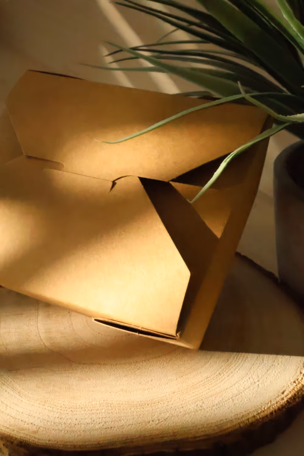 Eine Pappverpackung steht auf einem Tisch.