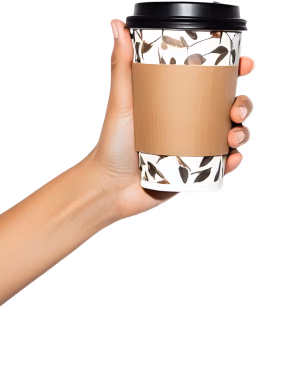 Eine Hand hält einen Becher in die Luft.