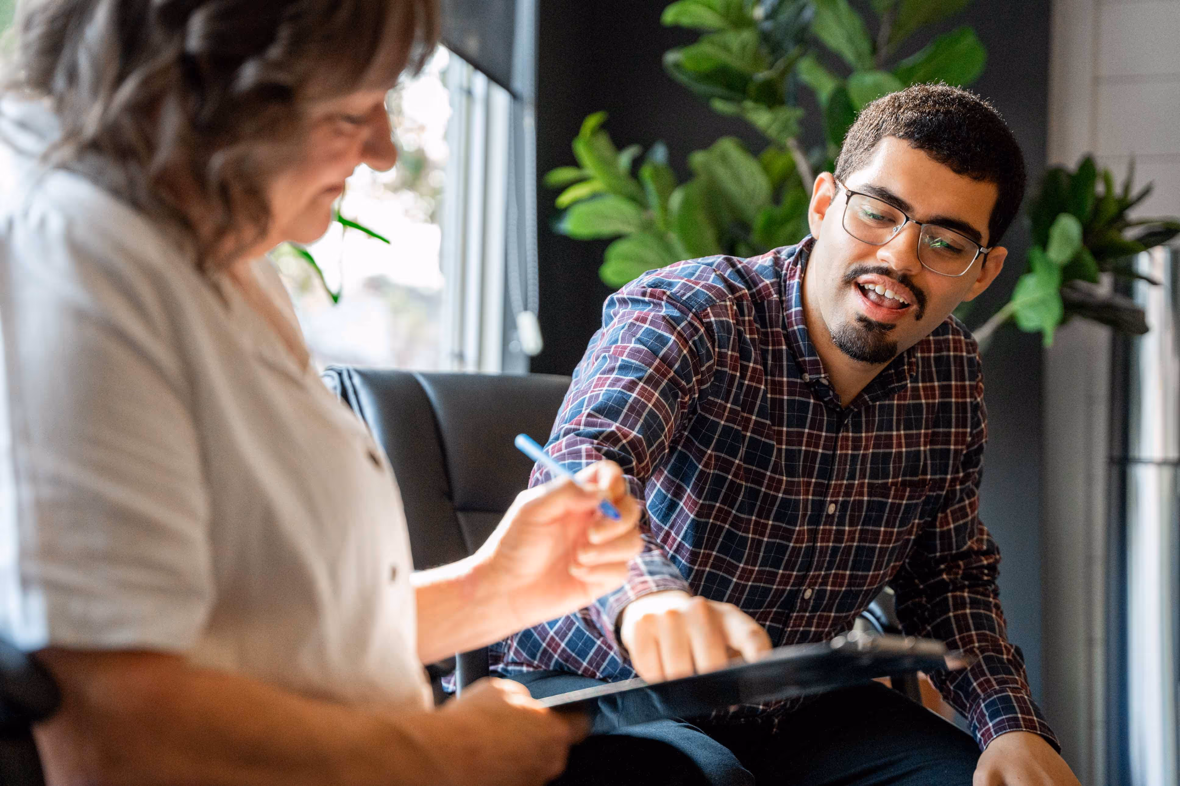 Person getting support with their form at Job Zone d'emploi by welcoming team member