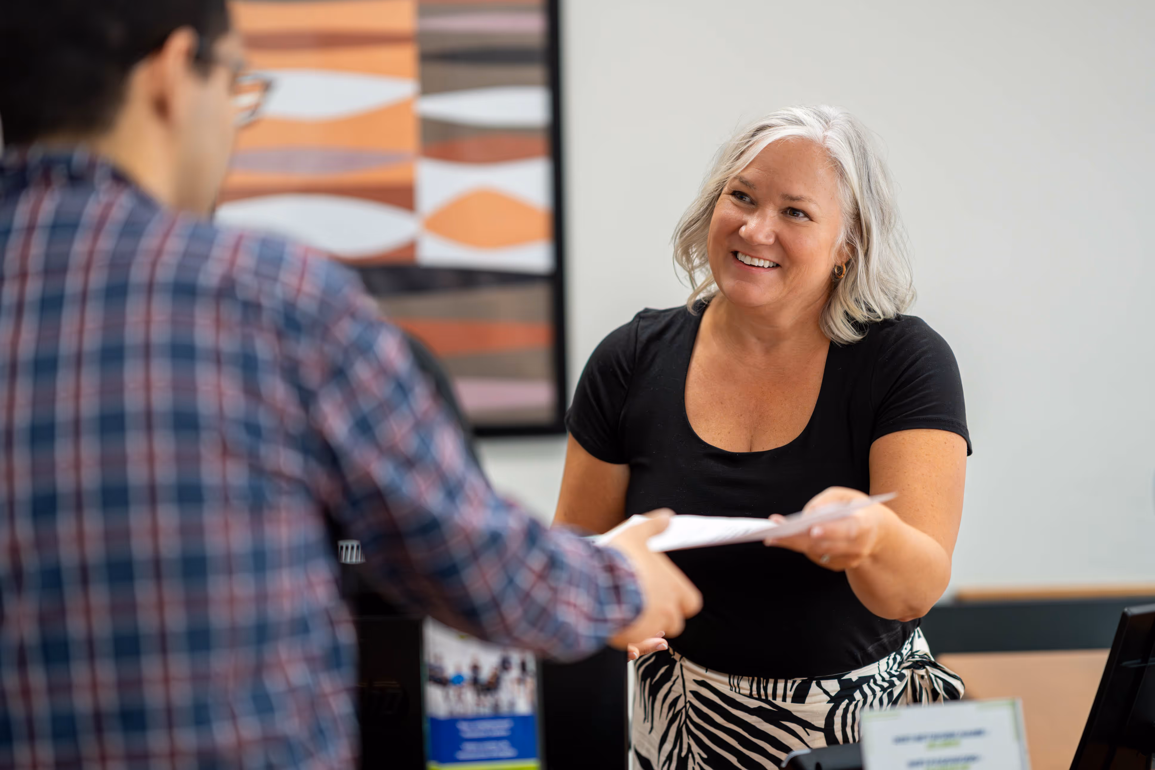 Job Zone d'emploi staff helping in the resource centre