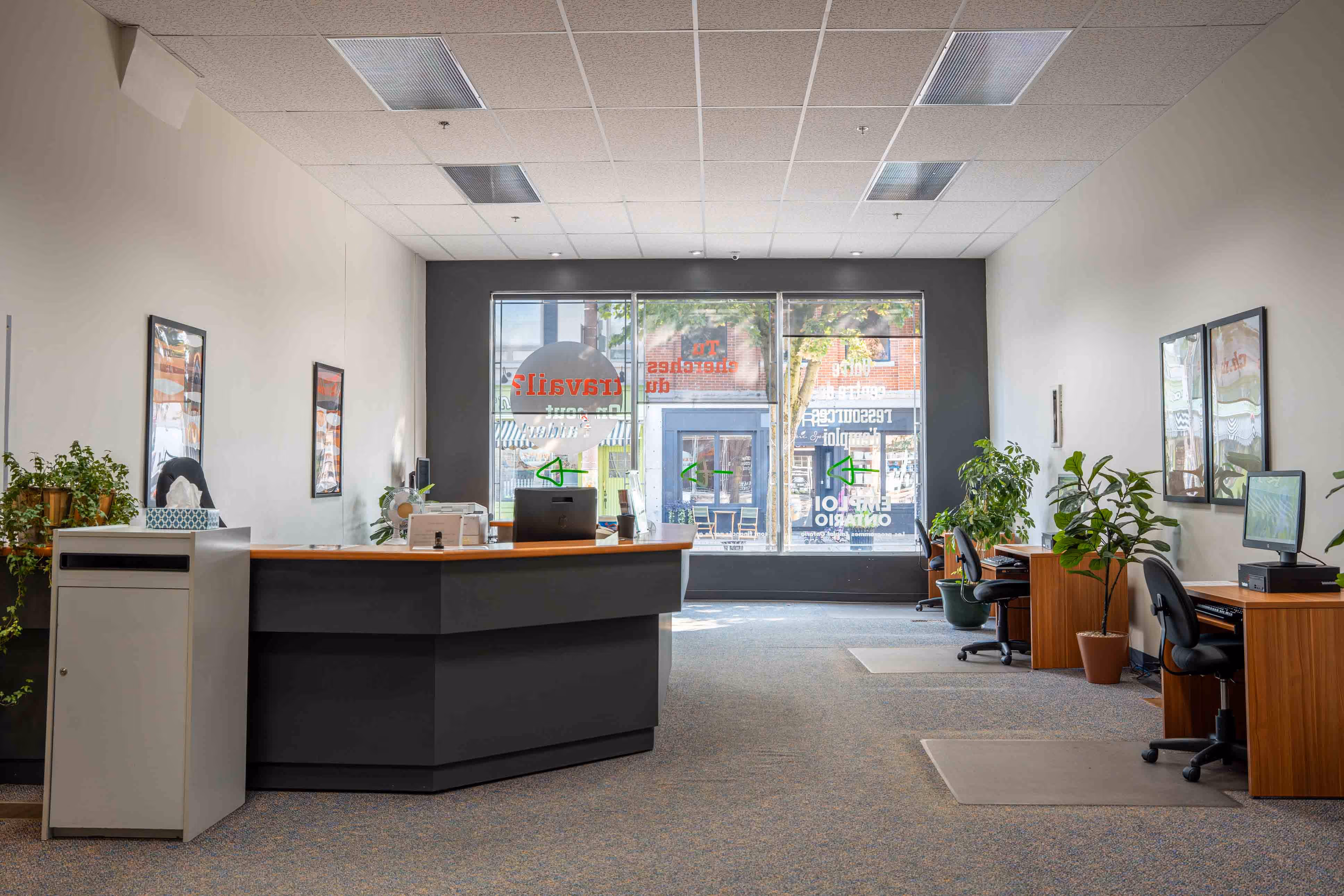 Job Zone d'emploi's resource centre with computers available for public use