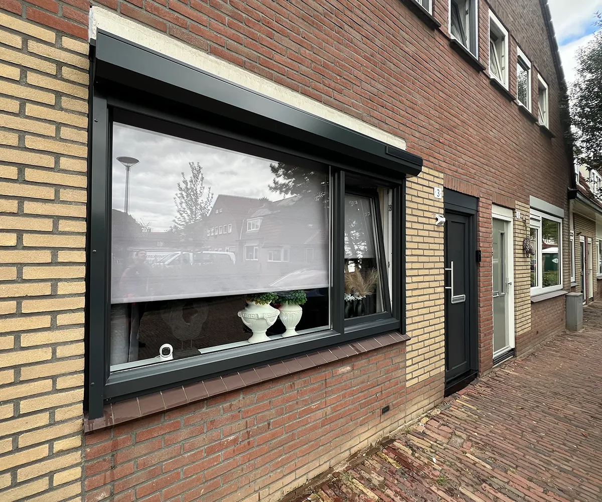 Kunststof kozijnen en voordeur geplaatst in bestaande woning, onderhoudsarm en energiezuinig door Brands Kozijnen & Geveltechnieken.