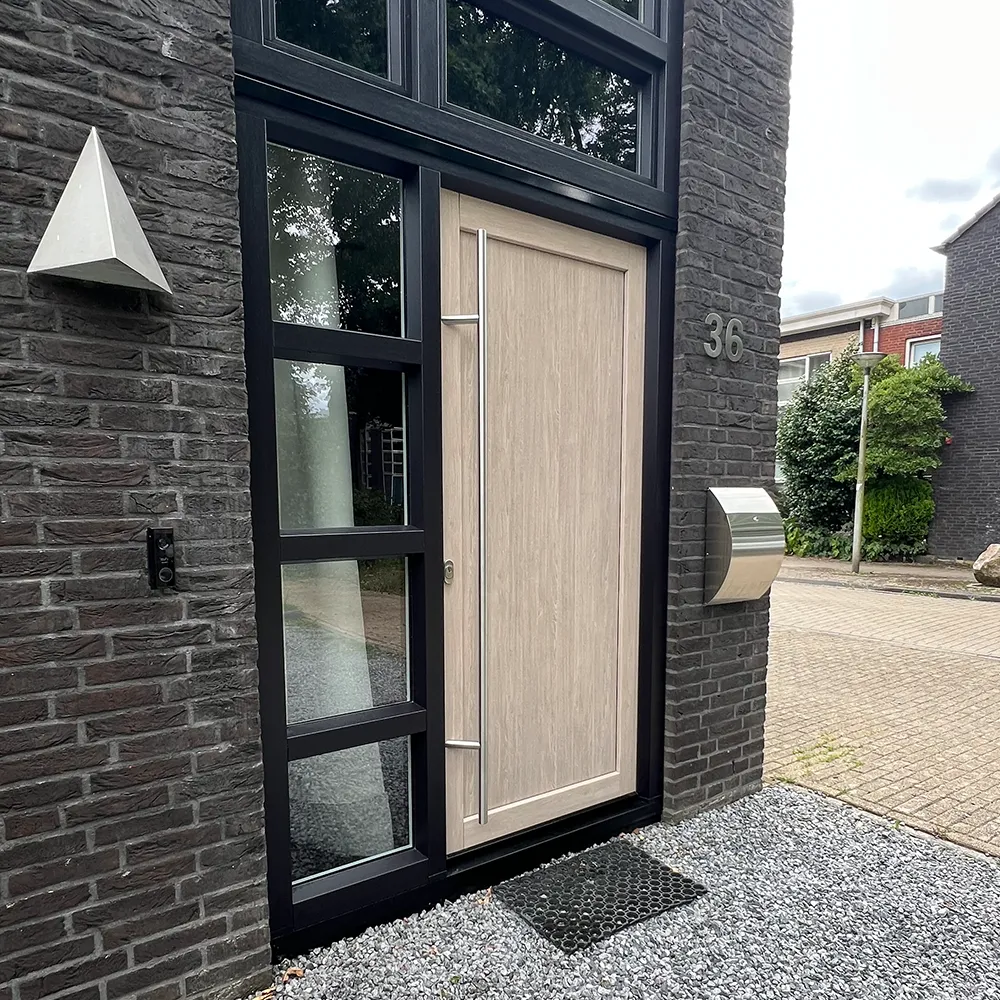 Kunststof voordeur met zijraam en modern kozijn, geplaatst door Brands Kozijnen & Geveltechnieken.
