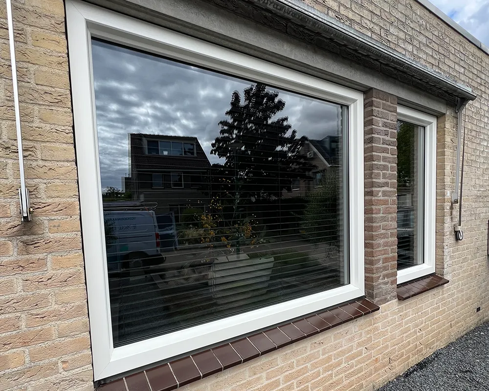 Woning met witte kunststof kozijnen en isolatieglas, onderhoudsarm geplaatst door Brands Kozijnen & Geveltechnieken.