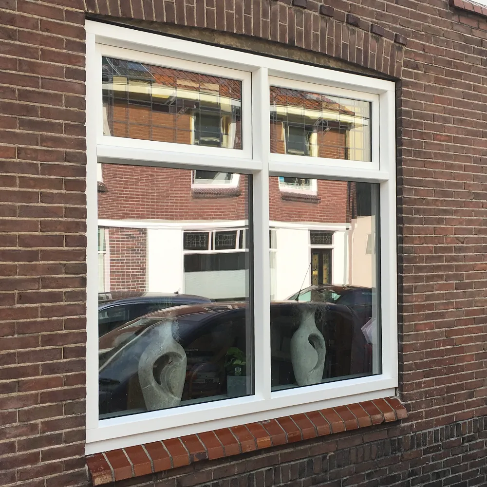 Witte kunststof kozijnen met roedeverdeling in een jaren ’30 woning, geplaatst door Brands Kozijnen & Geveltechnieken.