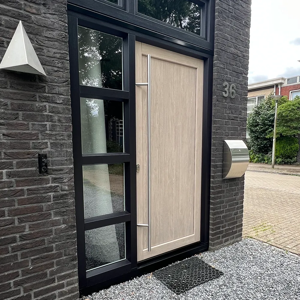 Kunststof voordeur met zijraam en modern kozijn, geplaatst door Brands Kozijnen & Geveltechnieken.