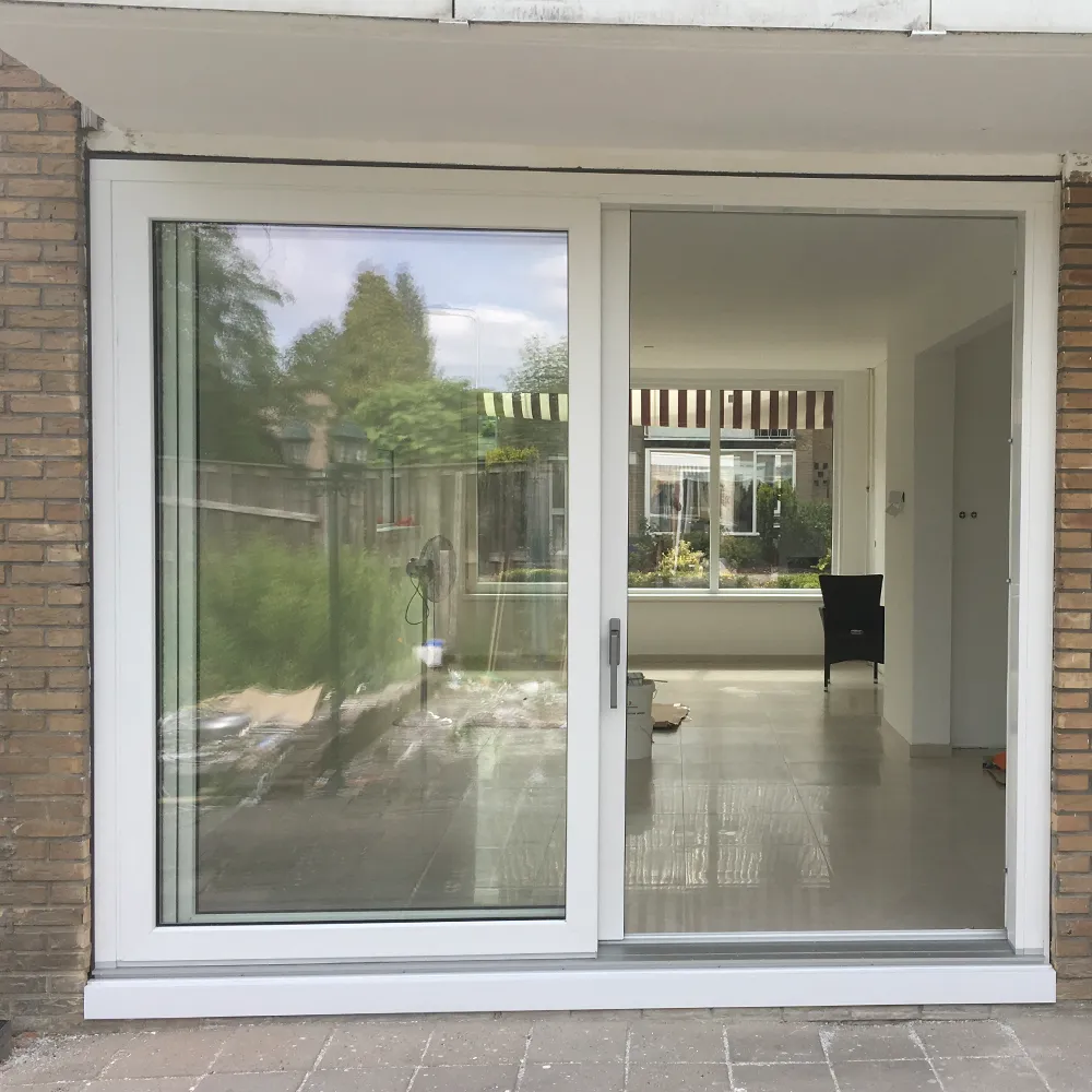 Witte kunststof schuifpui met grote glaspartij voor veel lichtinval, geplaatst door Brands Kozijnen & Geveltechnieken.