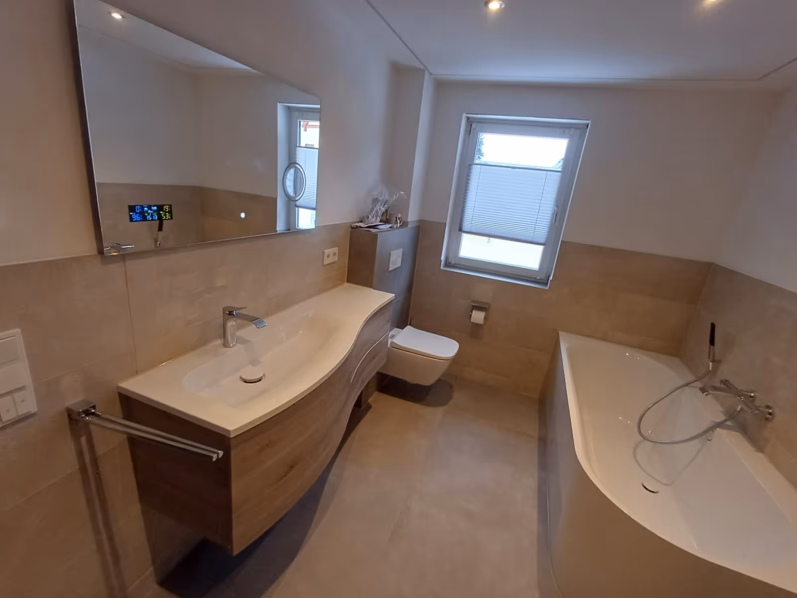 Modern renoviertes Bad mit Toilette und Waschbecken
