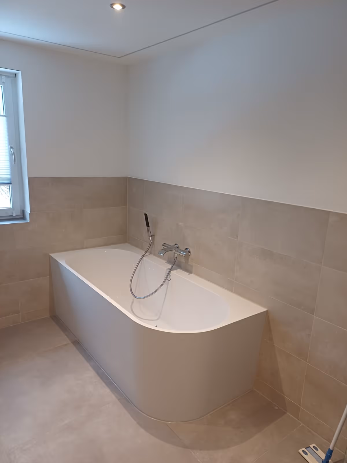 Neues Badezimmer mit Badewanne in moderner Ausführung.