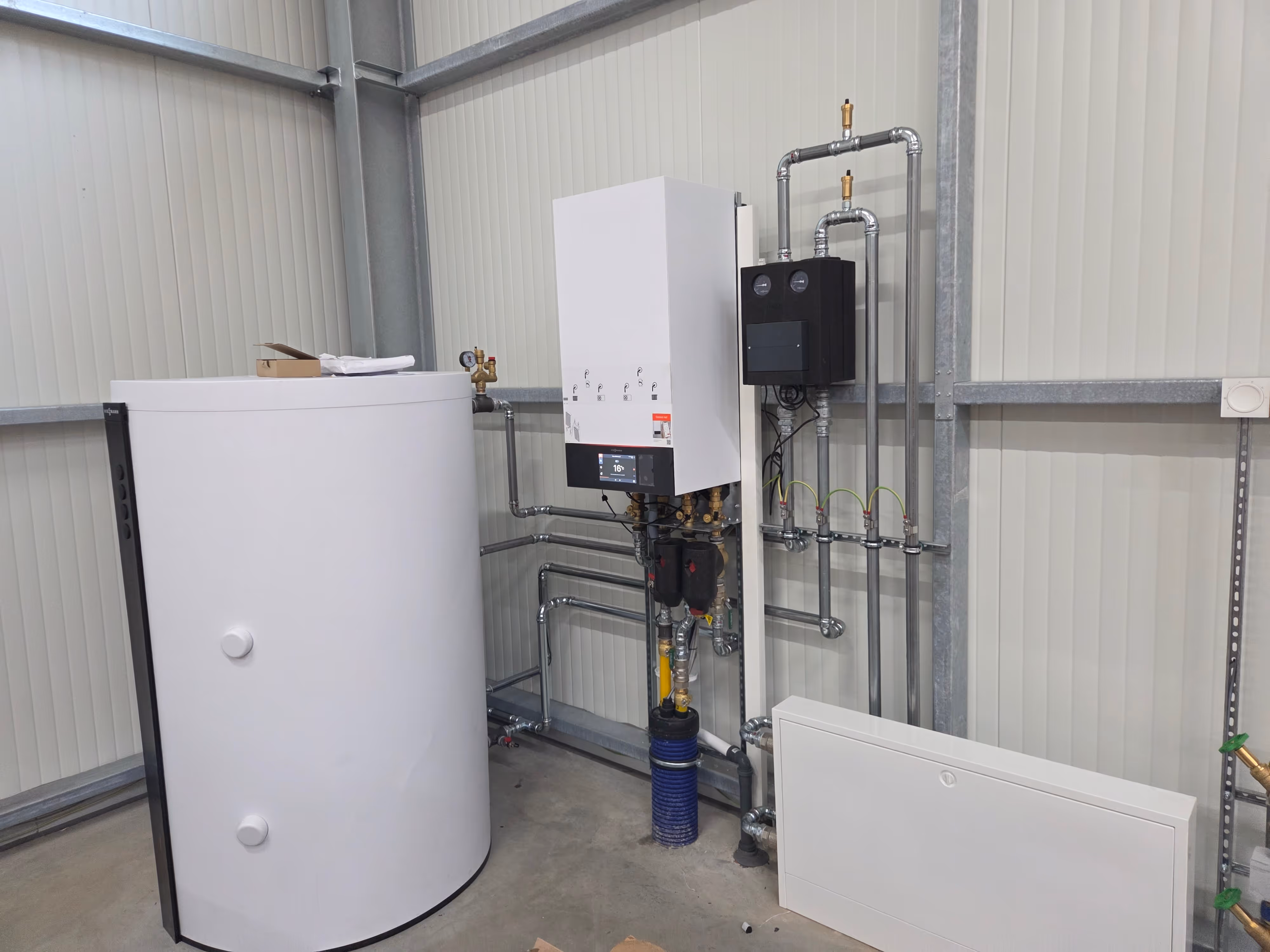 Inneninstallation einer Viessmann Wärmepumpe im Technikraum.