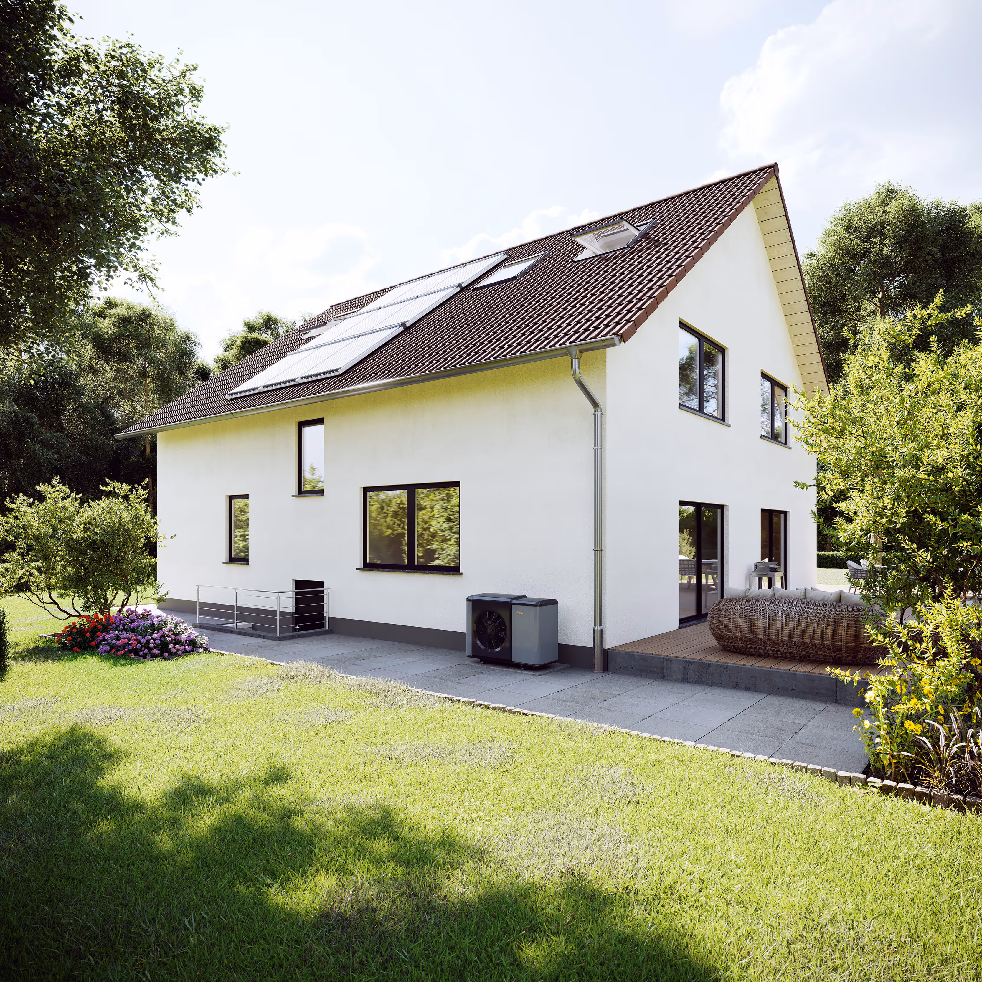 Einfamilienhaus mit Garten und außen installierter Wärmepumpe.