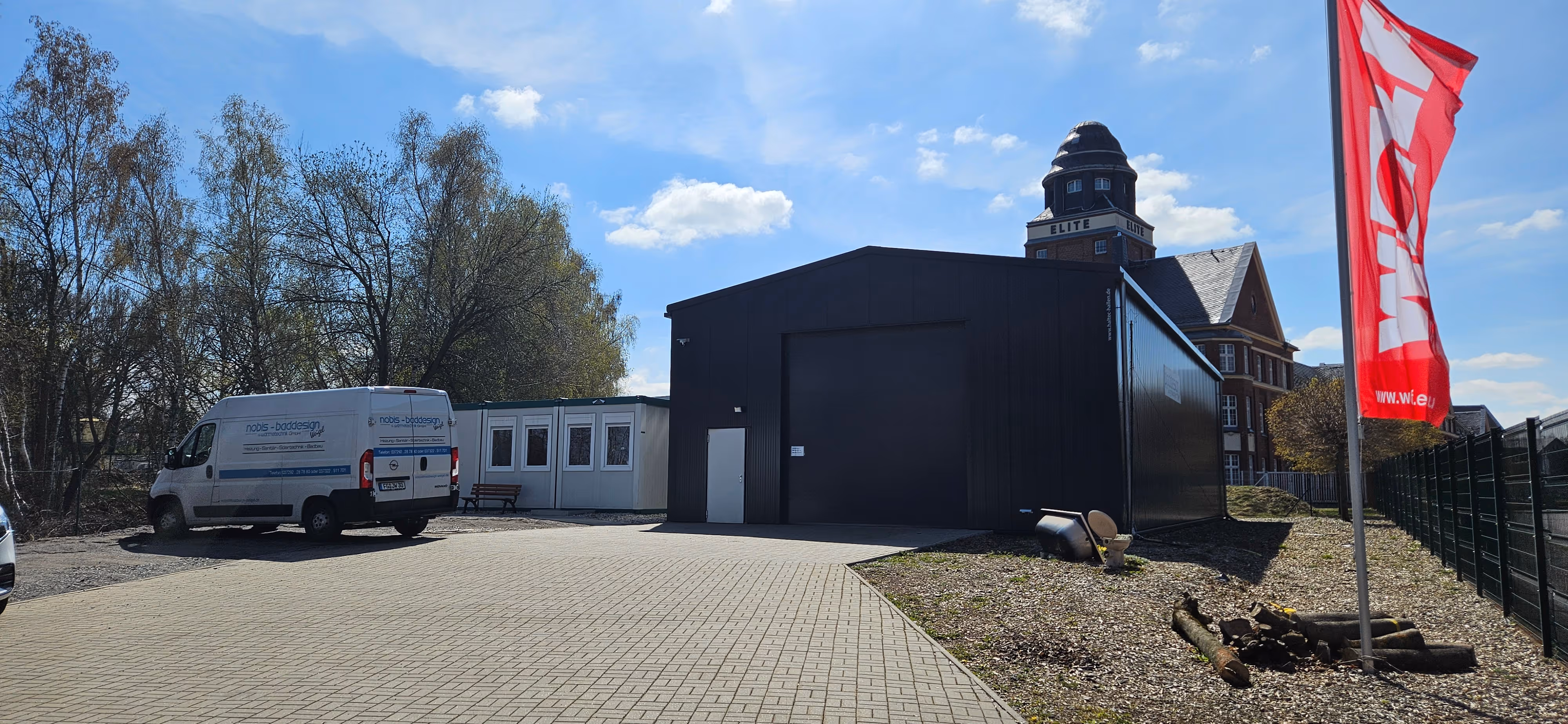 Firmengebäude eines Badsanierungs-Unternehmens mit Servicefahrzeug in Brand-Erbisdorf.
