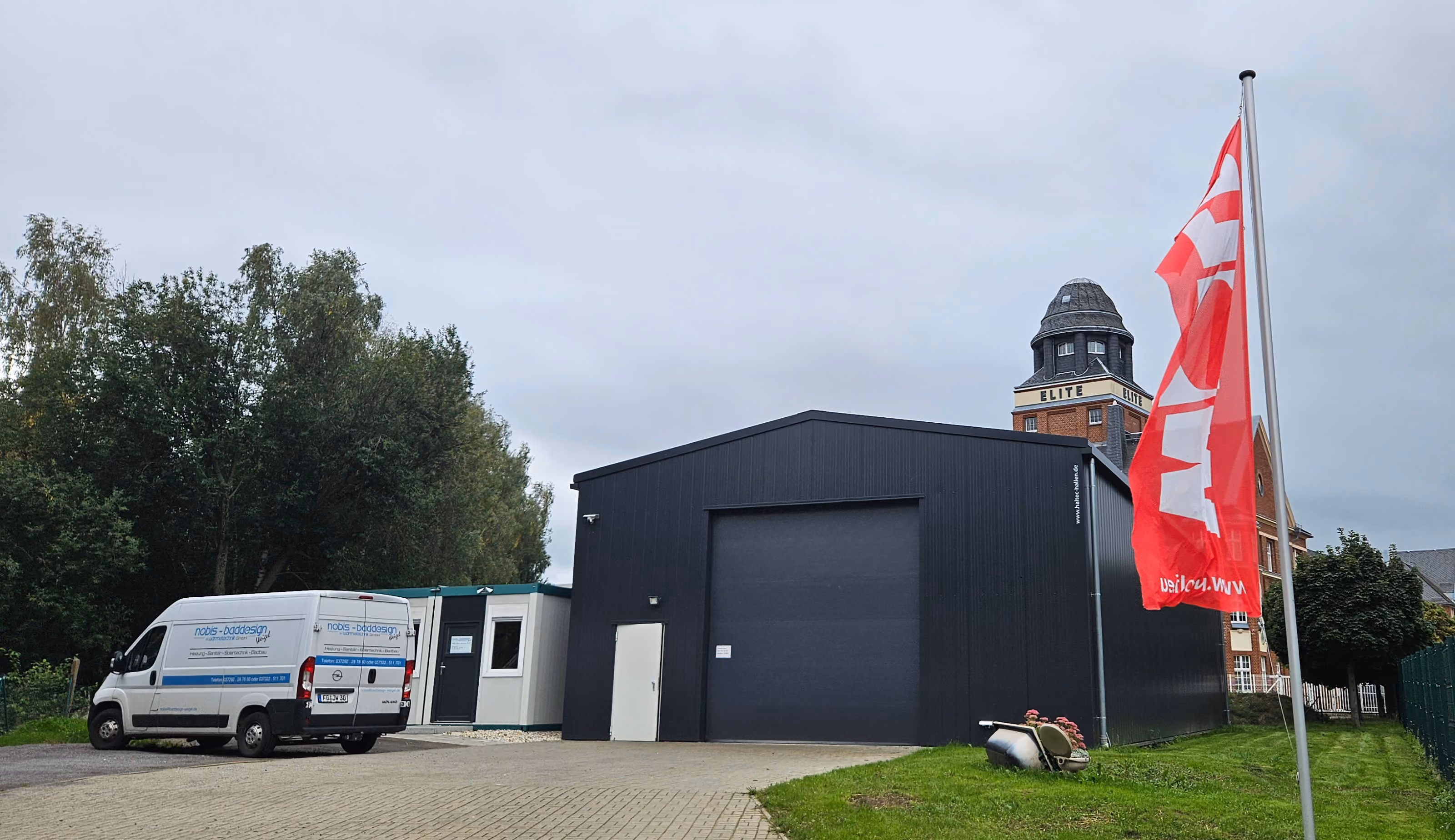 Firmengebäude eines Badsanierungs-Unternehmens mit Servicefahrzeug in Brand-Erbisdorf.