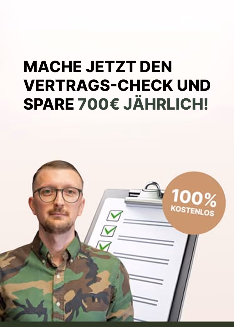 Soldat in Tarnuniform empfiehlt Versicherungs-Vertragscheck mit 700€ Ersparnis