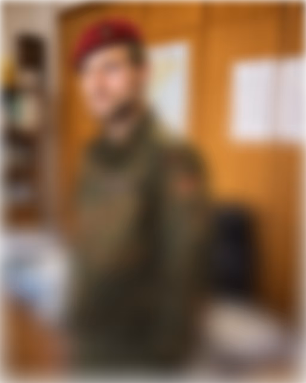 Kunde in Militäruniform für Versicherung, Beratung für Soldaten