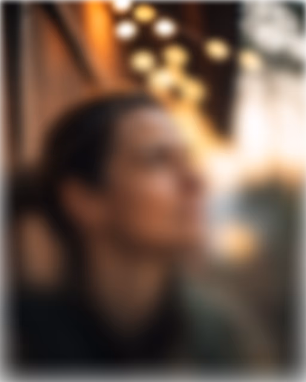 Kunde für Soldaten Versicherung mit unscharfem Hintergrund und Lichtern