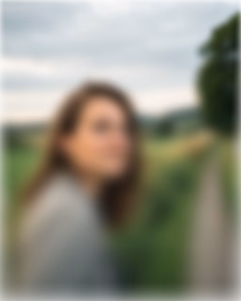 Kunde Versicherung für Soldaten mit Landschaftshintergrund