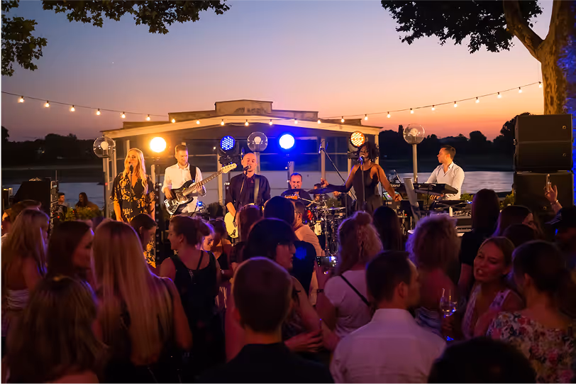 Live-Band beim Sonnenuntergangs-Event am Wasser – stimmungsvolle Open-Air-Inszenierung mit Lichtdesign von Marcel Mäder – Gravity