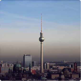 Der Berliner Fernsehturm ragt über die Skyline der Stadt bei klarem Himmel empor.