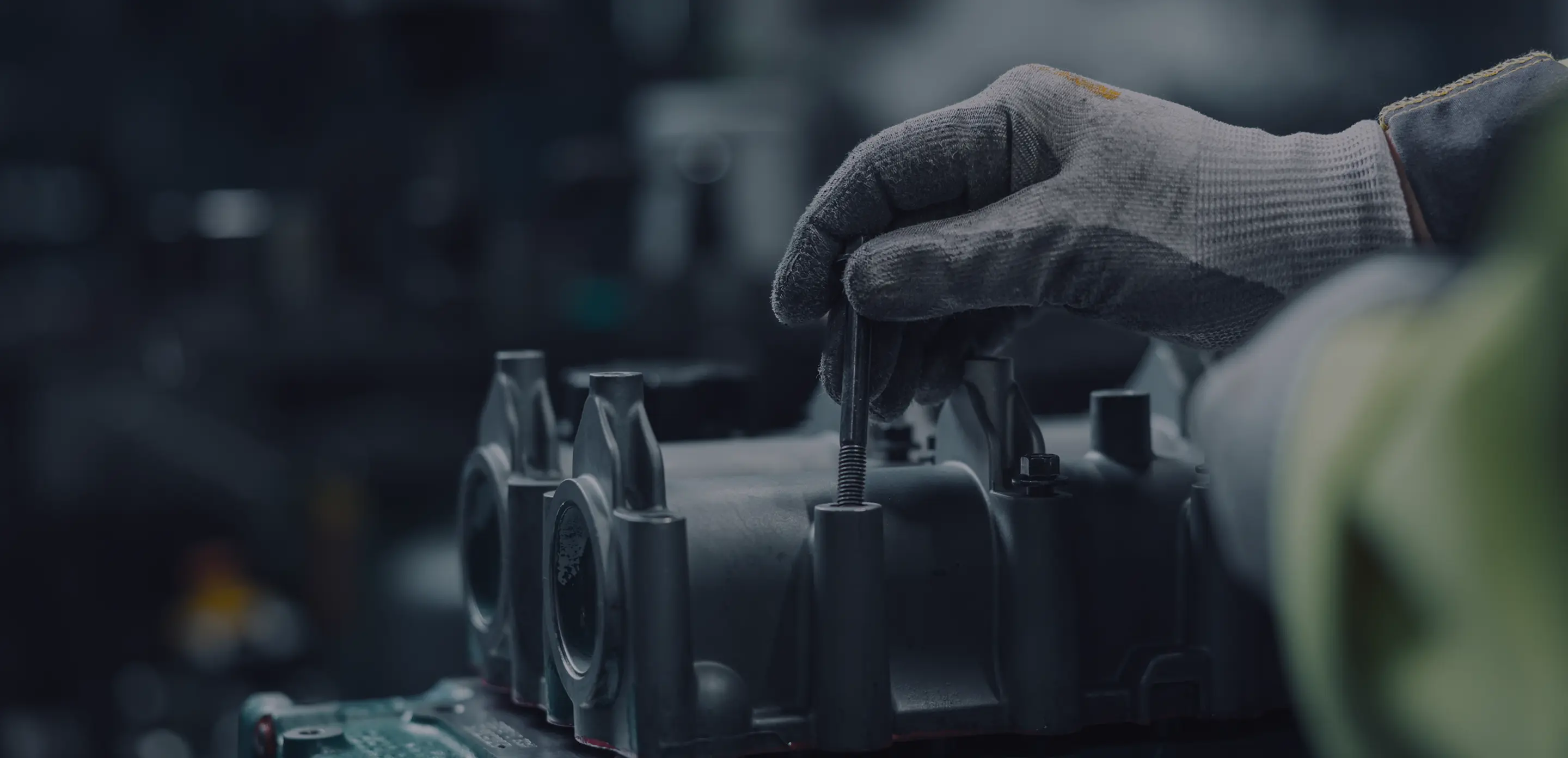 Технік ремонтує двигун Volvo Penta D6 в сервісному центрі