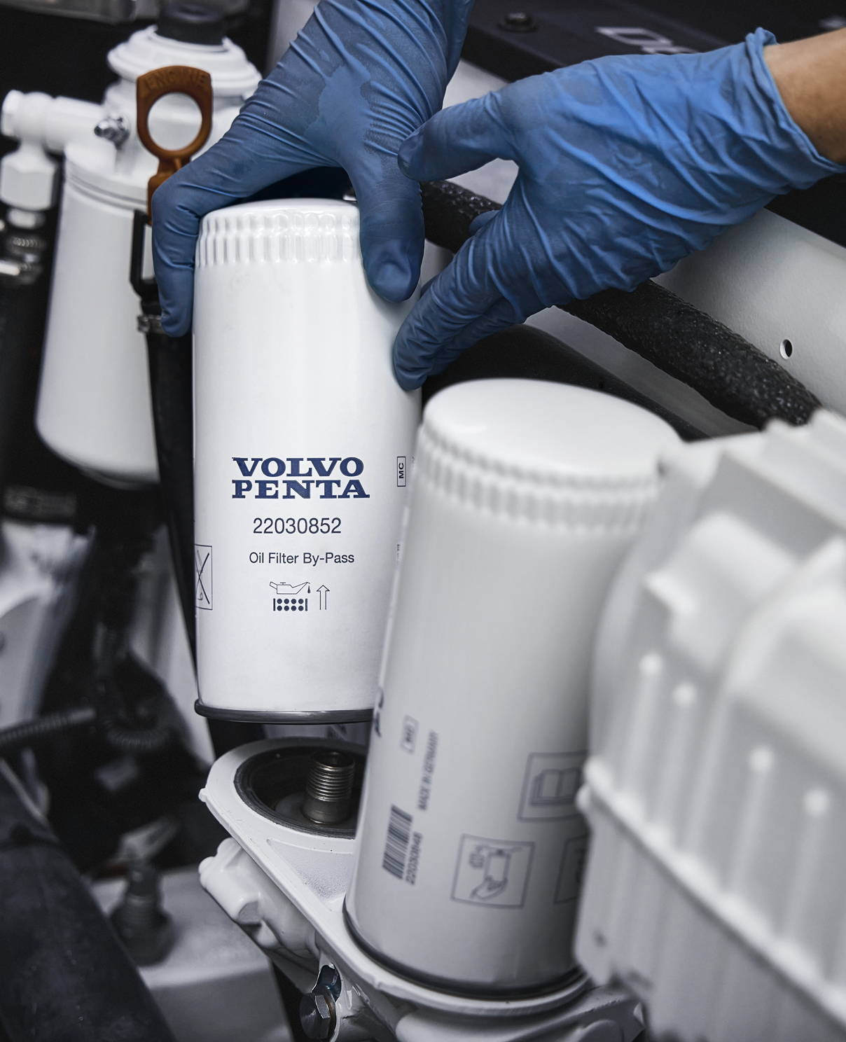 Заміна масляних фільтрів на двигуні Volvo Penta в сервісному центрі