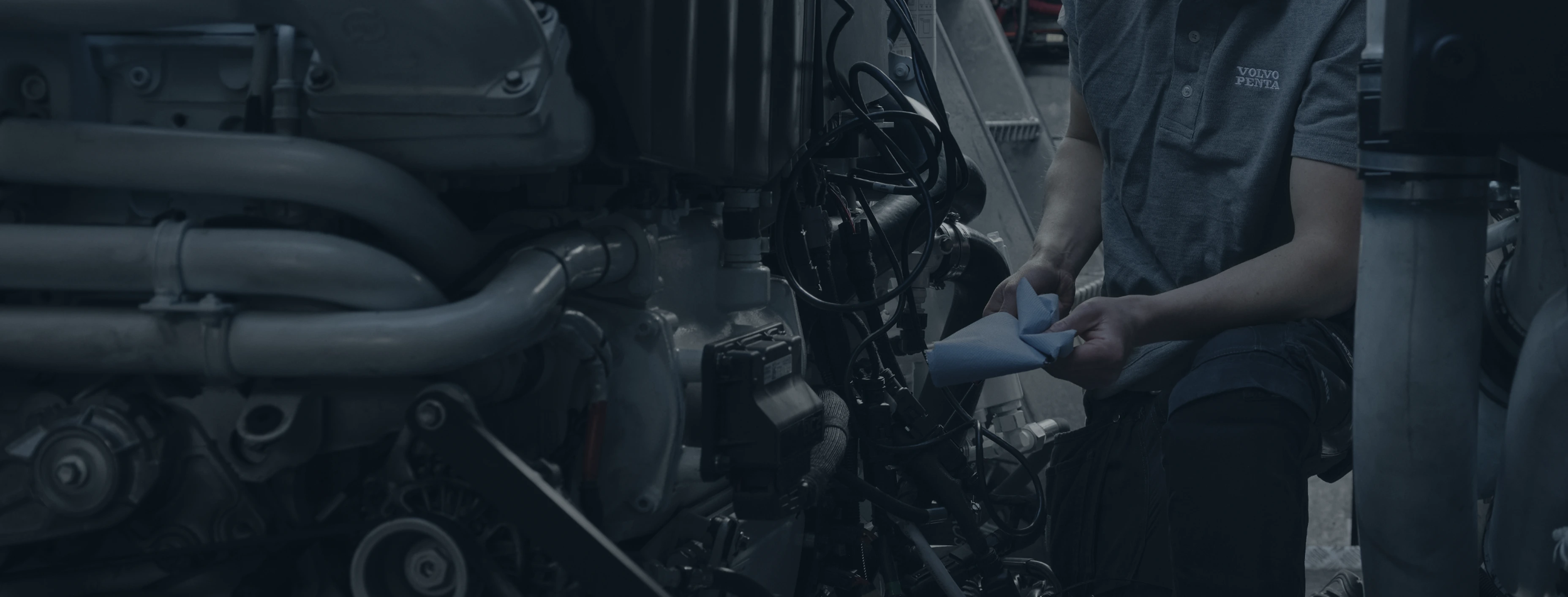Технік проводить ремонт двигуна Volvo Penta в сервісном центрі