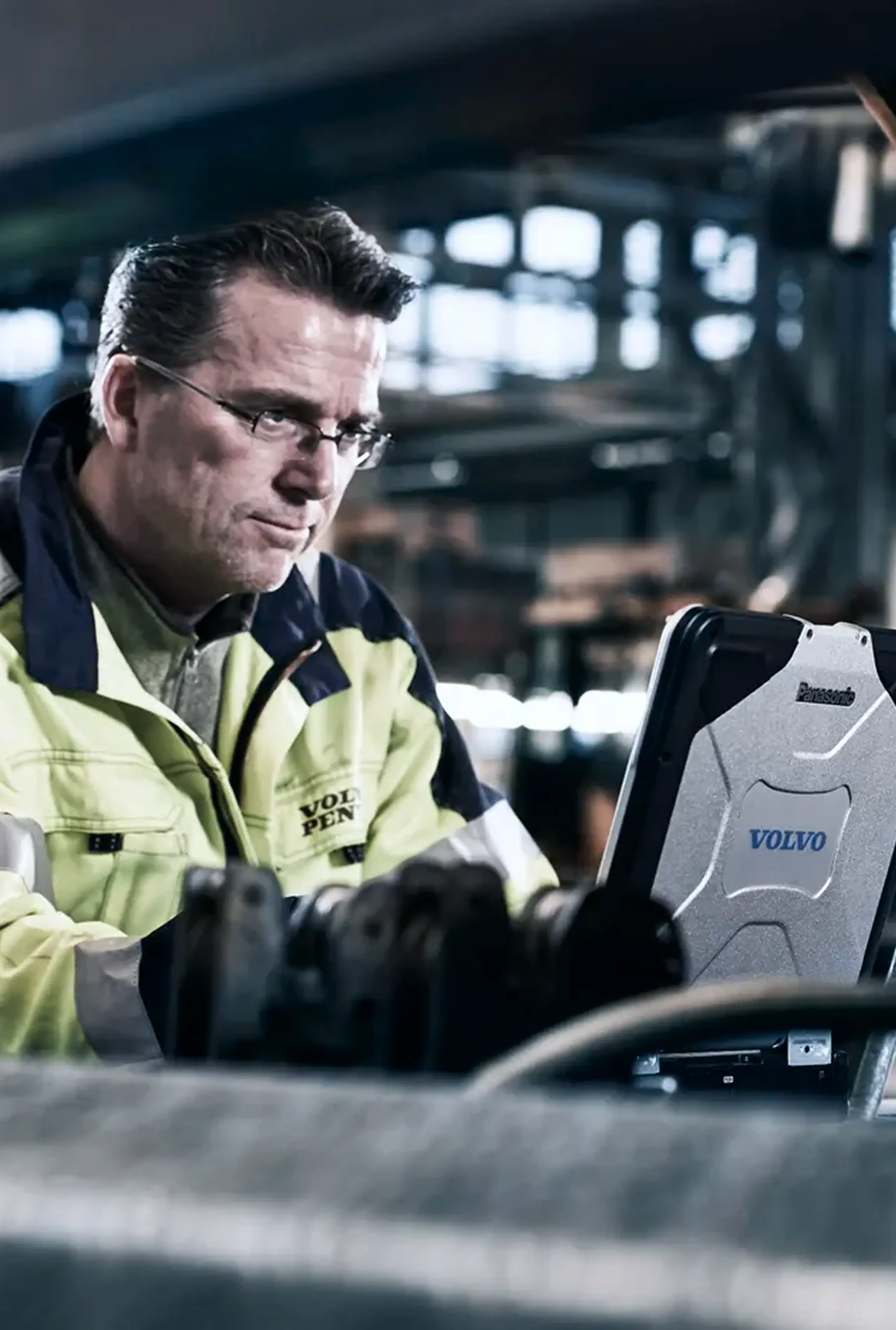 Інспектор Volvo Penta проводить діагностику двигуна