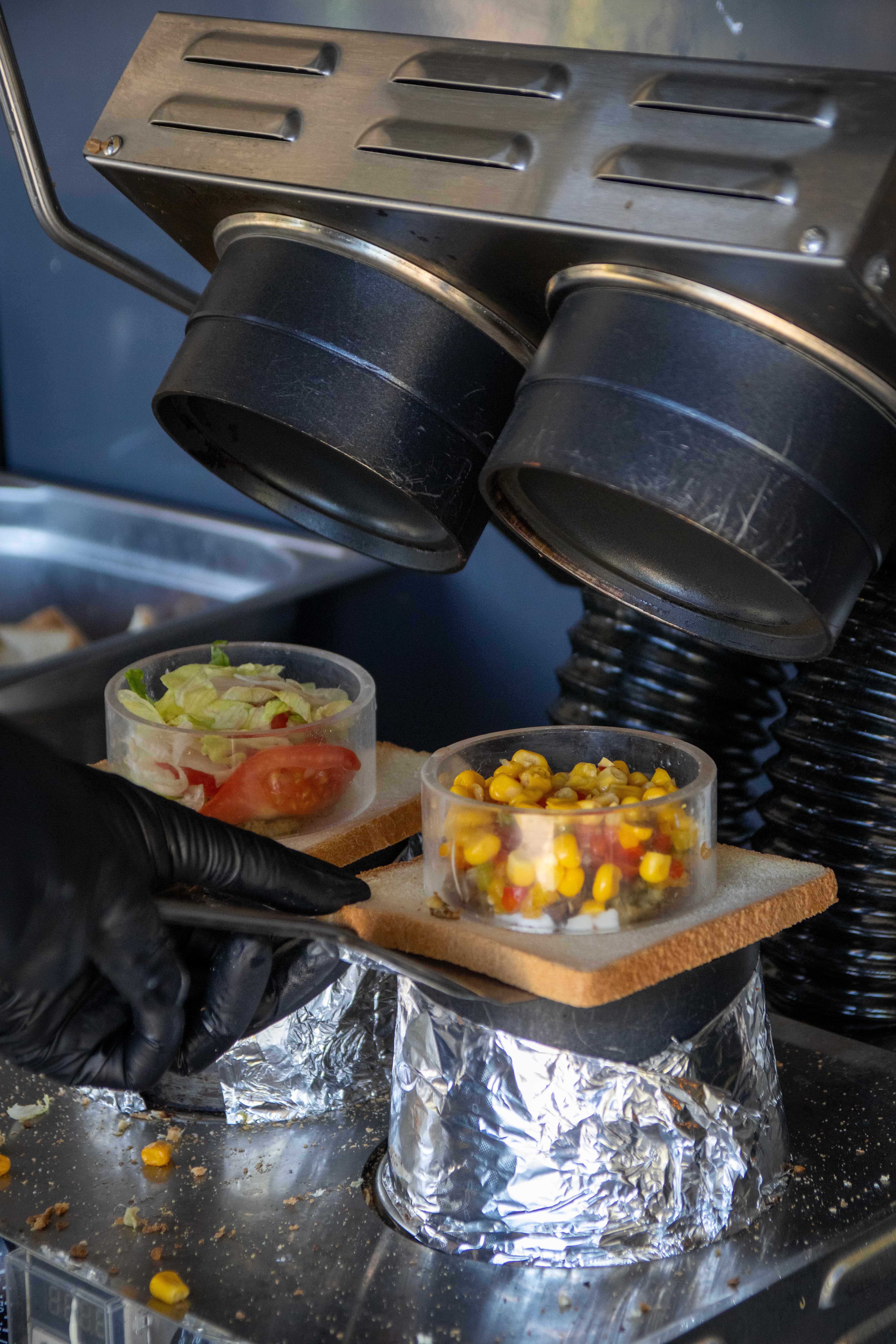 Machine Sunny Pocket avec deux sandwichs prêts