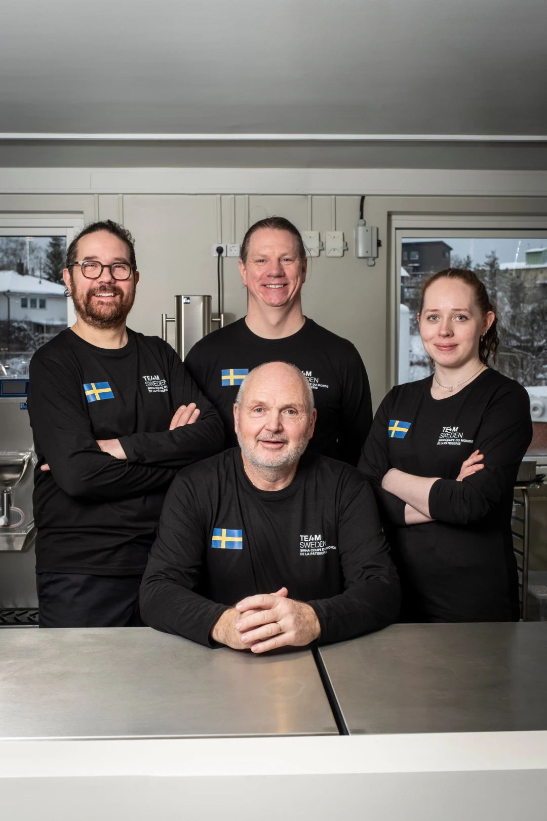 Porträtt av det svenska laget 2026. Övre raden från vänster: Gustaf Mabrouk, Magnus Håård, Michaela Andersten. Nedre raden: Lennart Landh