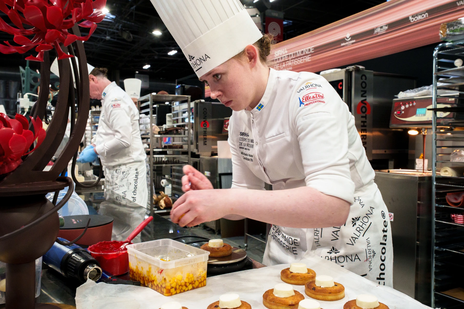 Michaela Andersten arbetar med tarte tatin, europeiska kvalet i Paris 2026