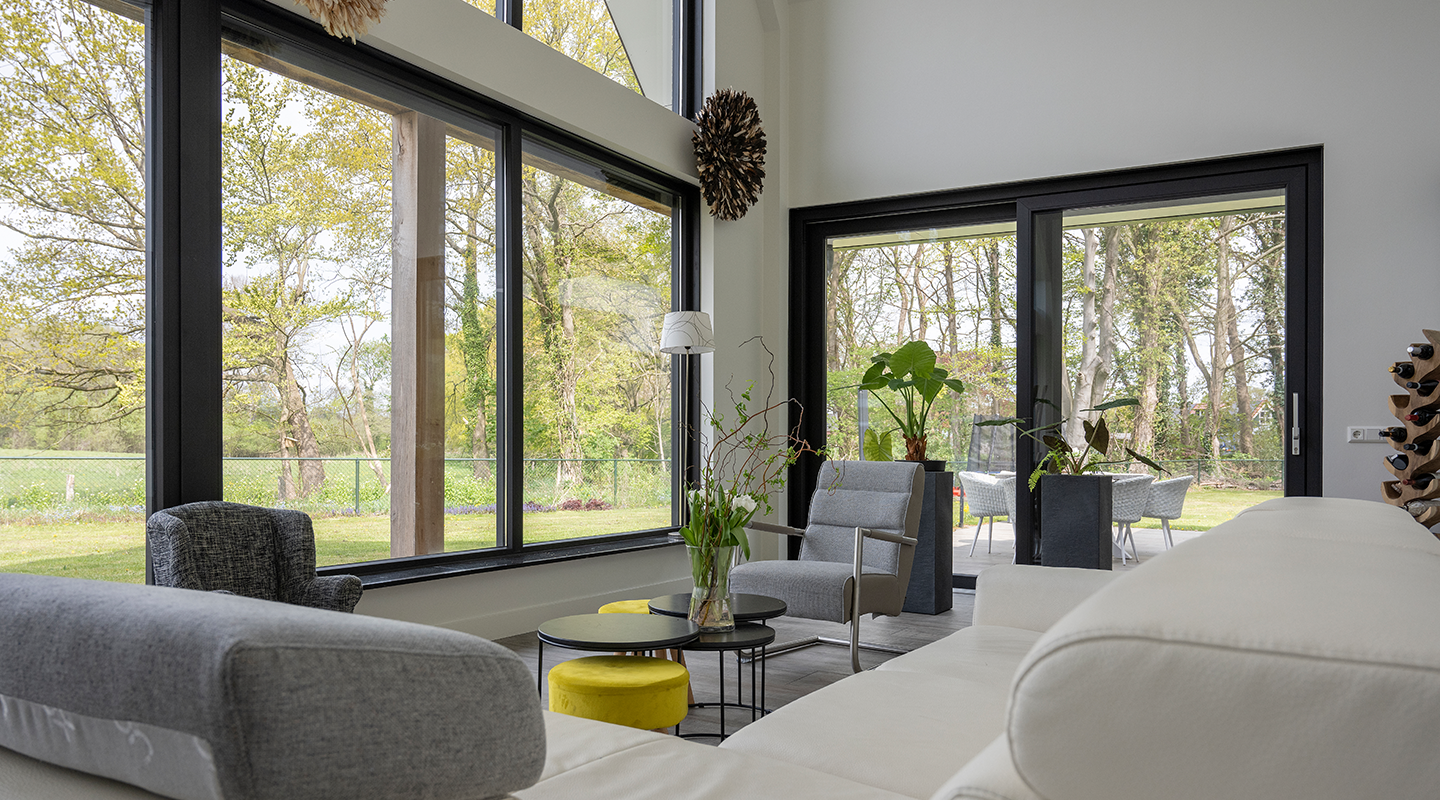 Binnenaanzicht van een moderne woning met grote VEKA kunststof kozijnen