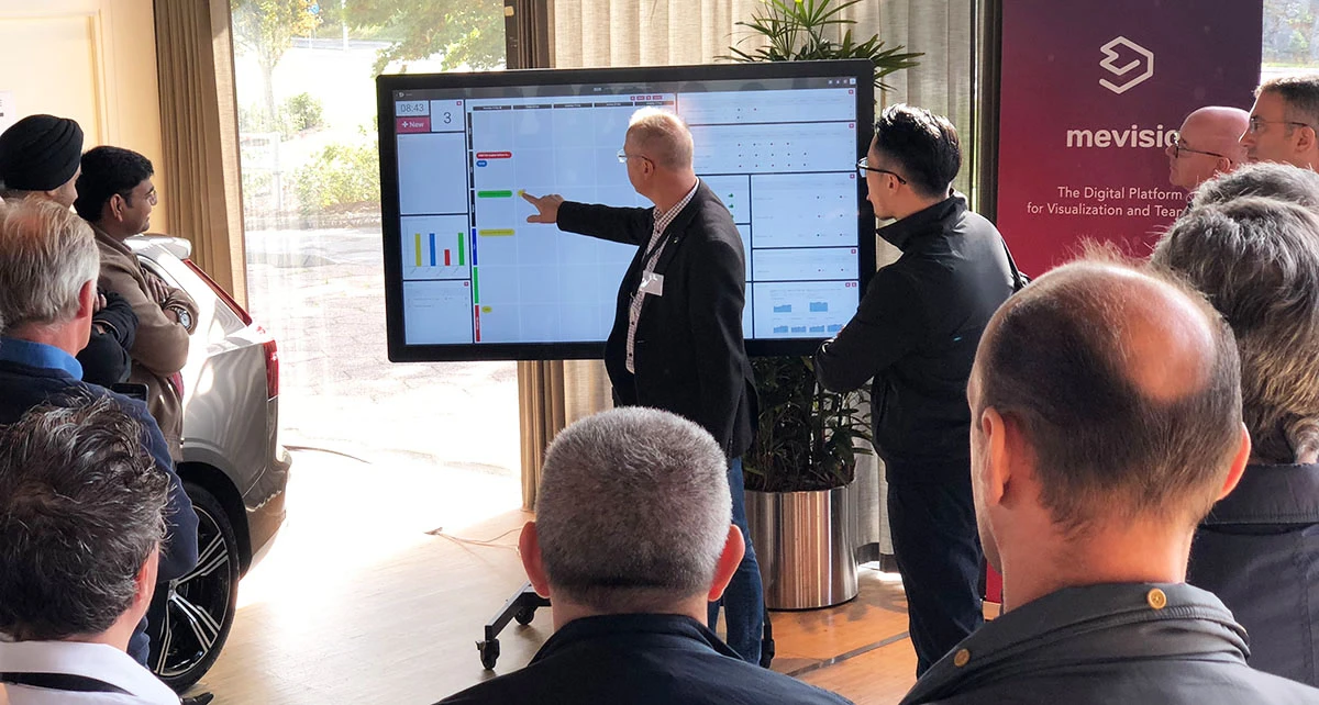 Presenter demonstrating a Mevisio digital board to an audience