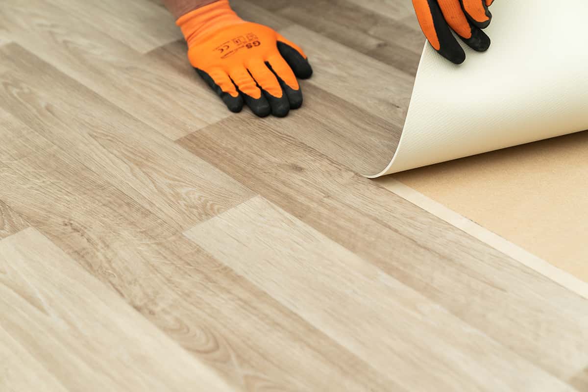 Fas and easy vinyl floor installation without glue in social housing