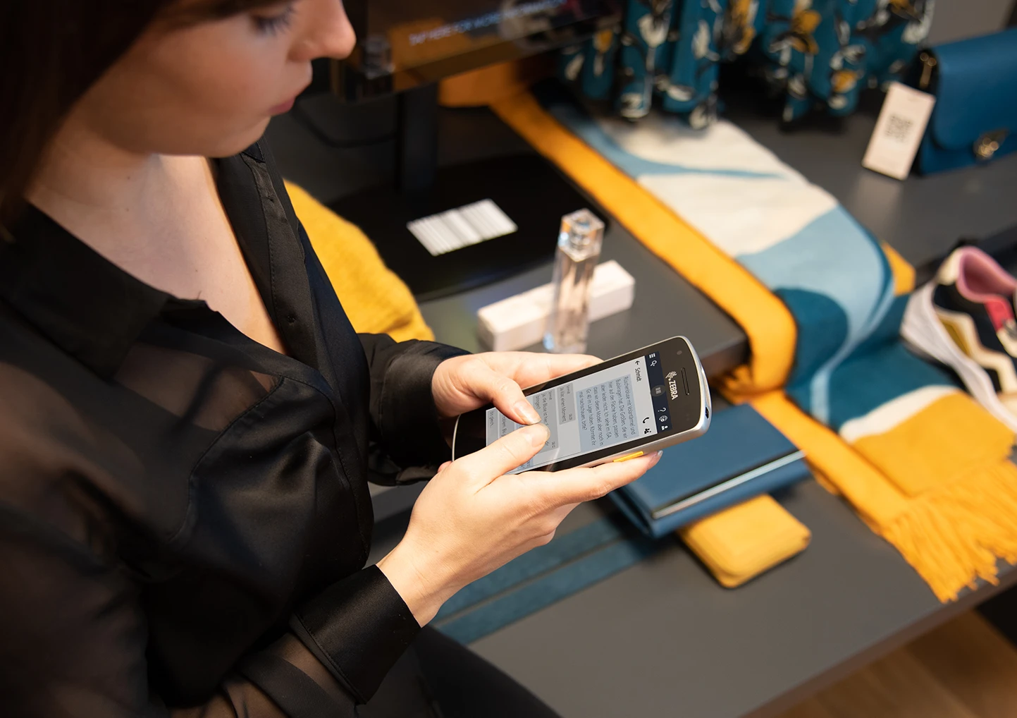 Instore Assistant App in Aktion in einem Fashion-Store