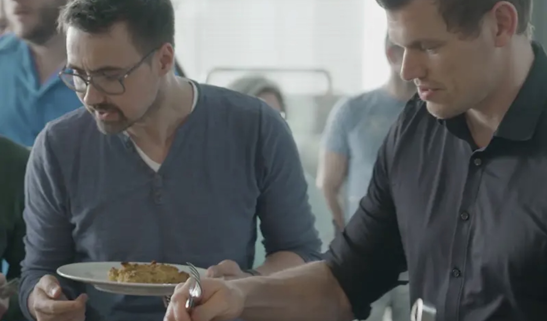 Zwei Mitarbeiter der Bütema AG beim Mittagessen