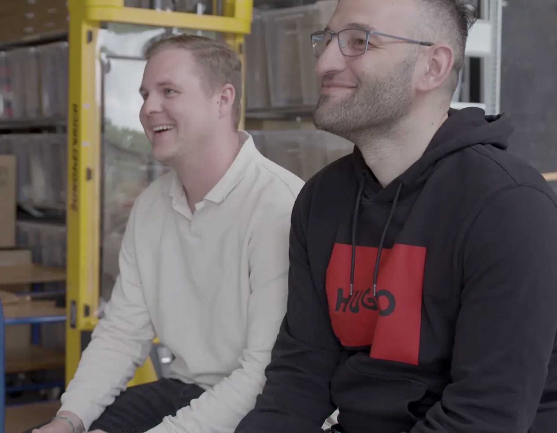 Zwei Mitarbeiter der Bütema AG in der Pause