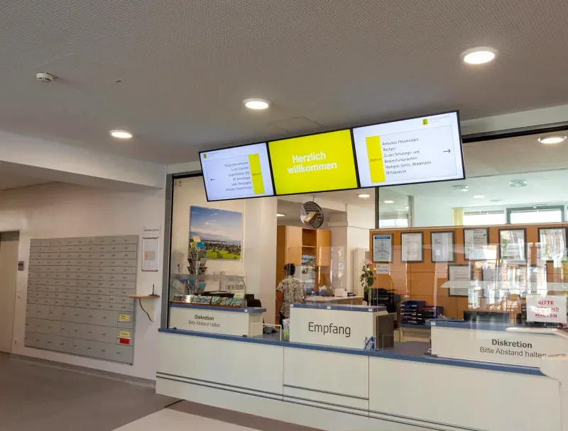 Digitales Welcomeboard in einem Klinikum