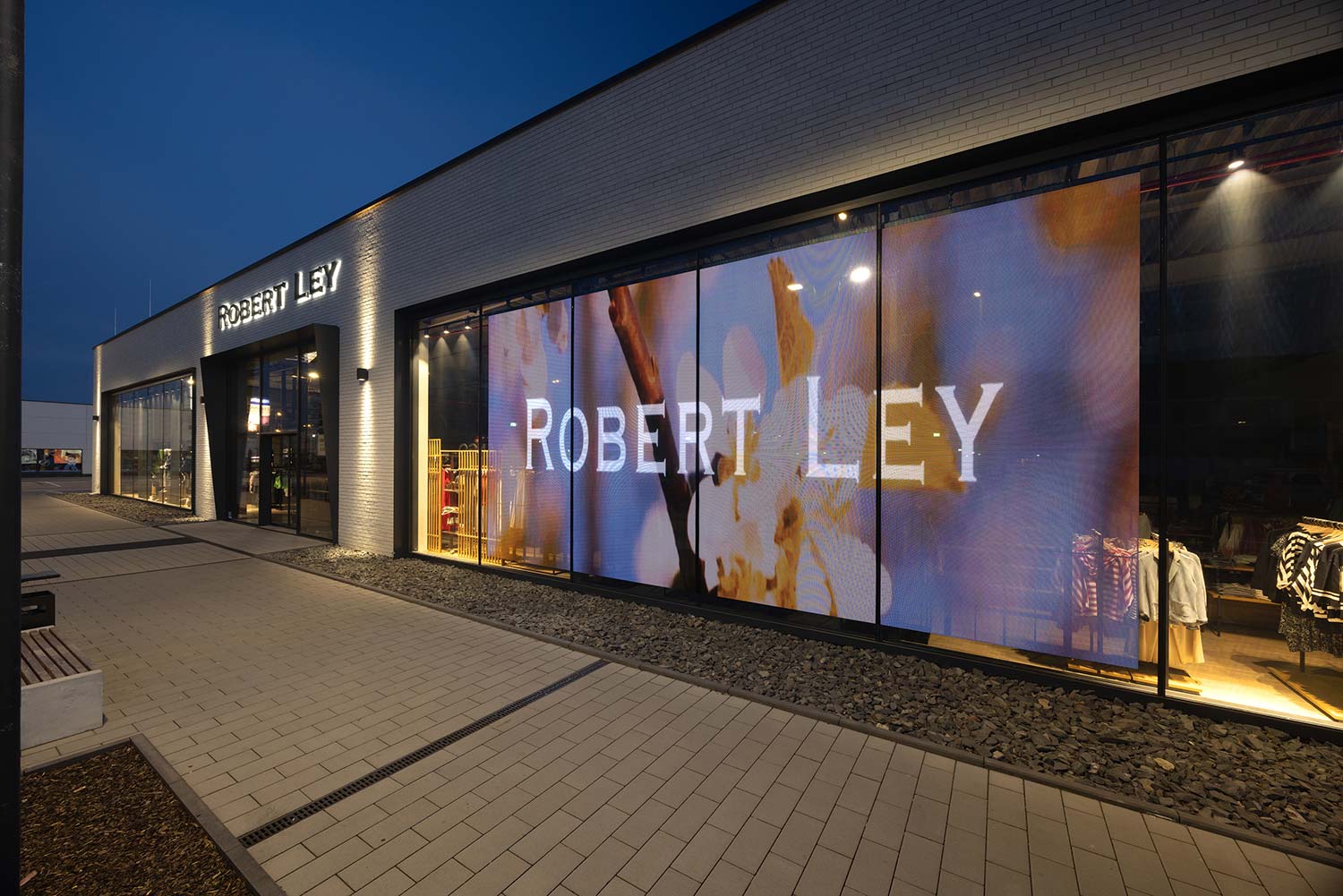 Große Mesh-LED Wand im Schaufenster eines Fashion-Stores