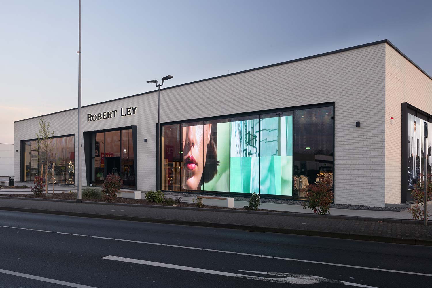 Große Mesh-LED Wand im Schaufenster eines Fashion-Stores