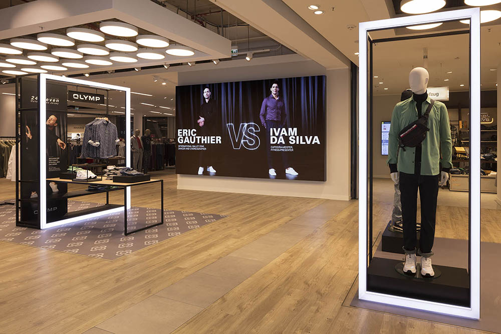 Moderne, große LED-Wall mit Werbung für Herrenmode, eingebettet in einem Store für Herrenmode