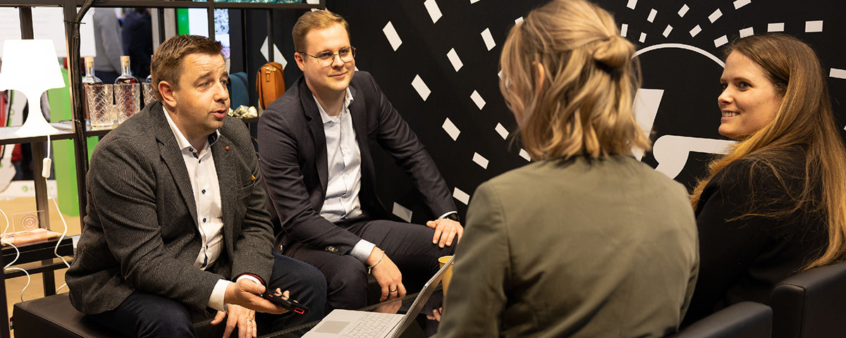 Zwei Frauen und zwei Männer im Gespräch