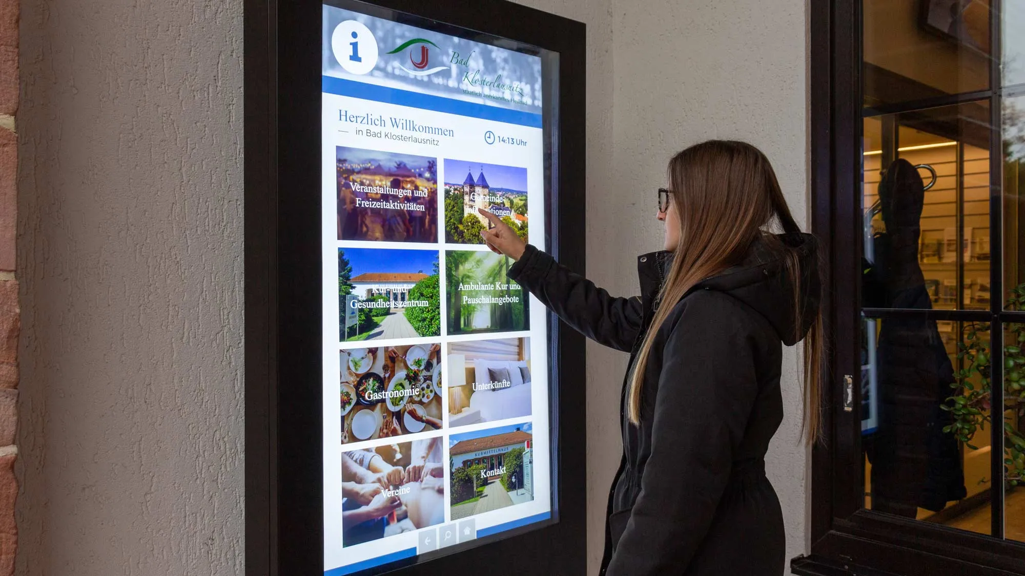 Frau die ein Touch-Display bedient