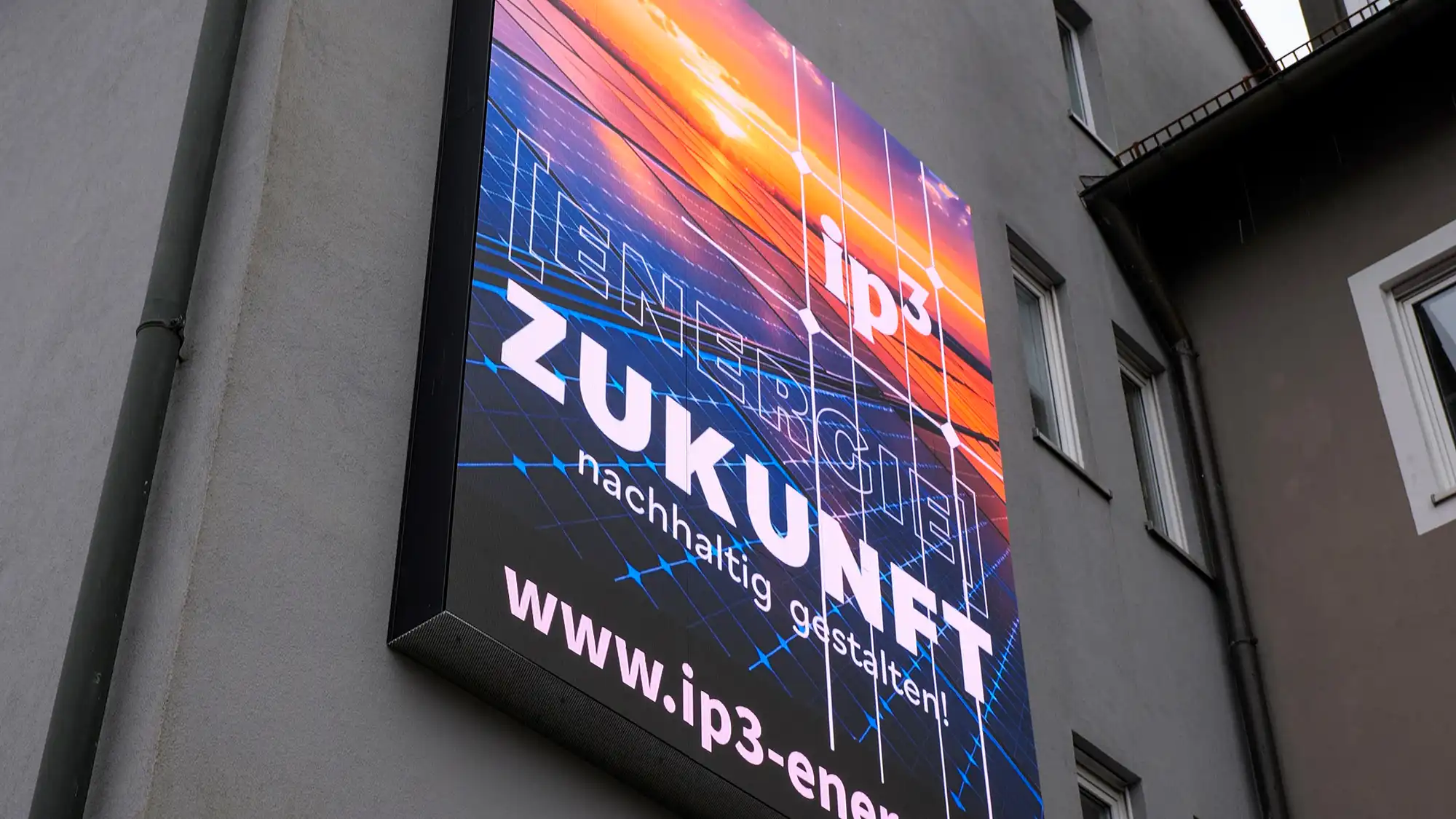 LED Wand an einer Hausfassade