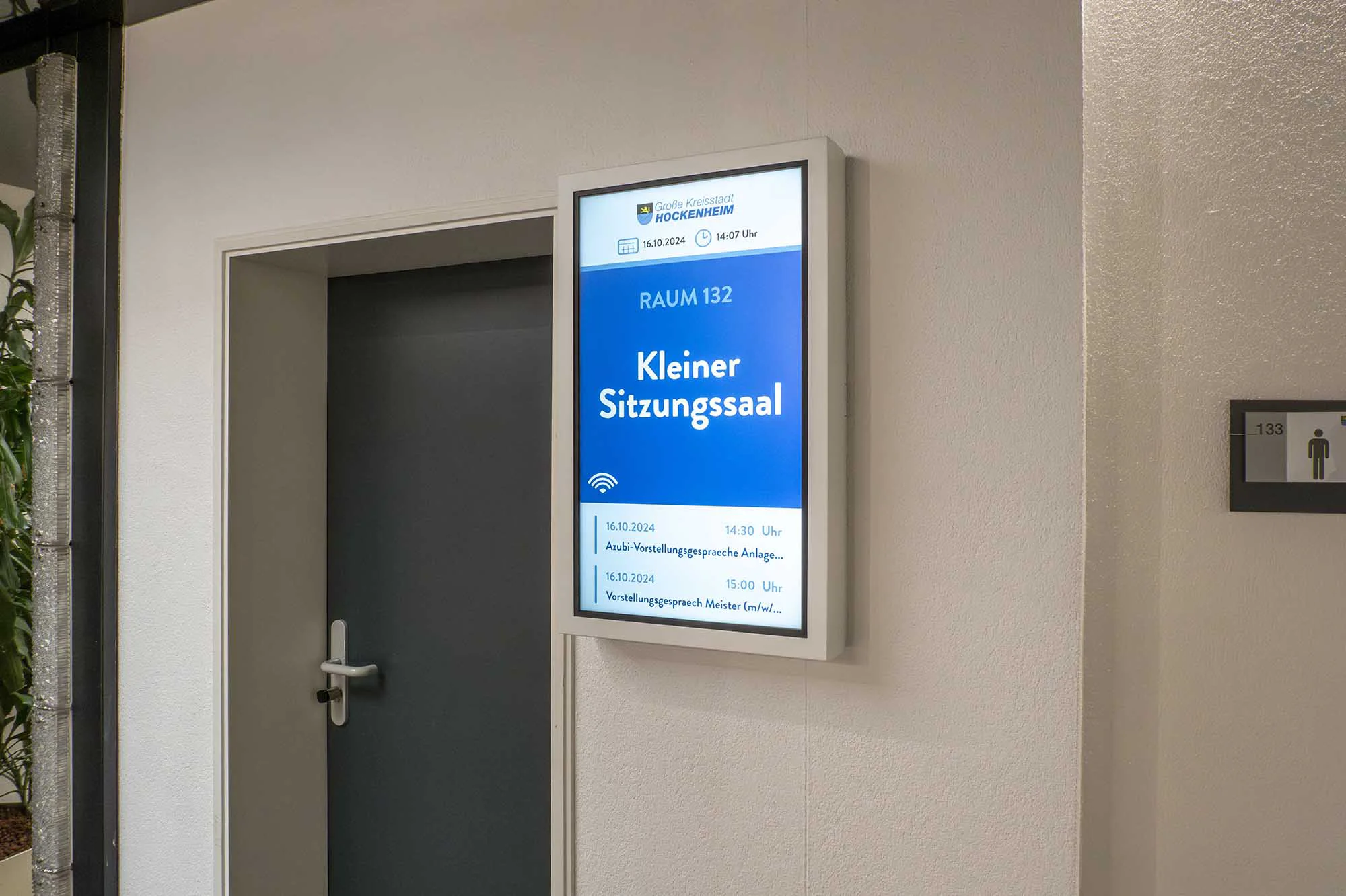 Digitales Türschild in einem Rathaus