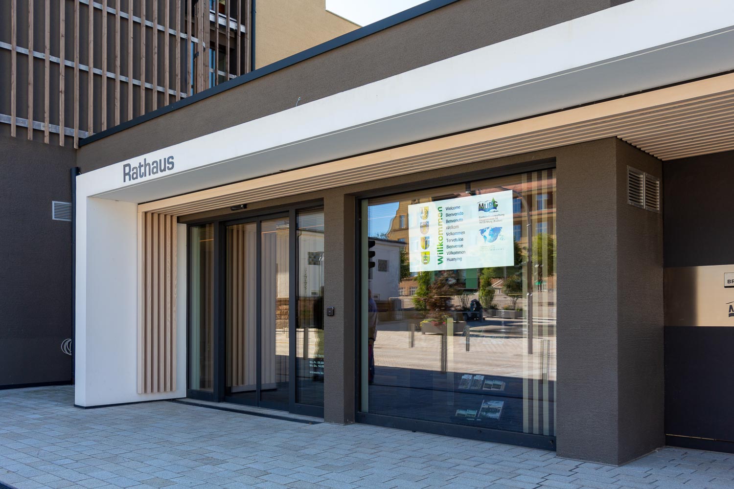 Display im Schaufenster eines Rathauses