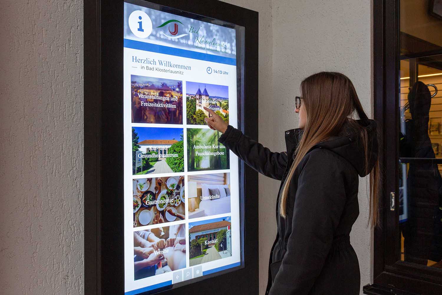 Frau vor einem Touch-Display