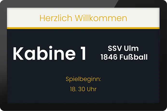 Digitales Türschild mit der Aufschrift 'Herzlich Willkommen', 'Kabine 1', 'SSV Ulm 1846 Fußball' und 'Spielbeginn: 18.30 Uhr'.